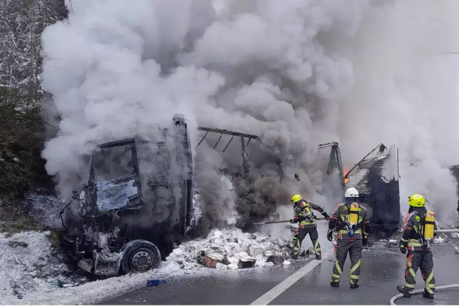 На трассе D5 возле Розвадова произошла авария с тремя грузовиками, один из них сгорел