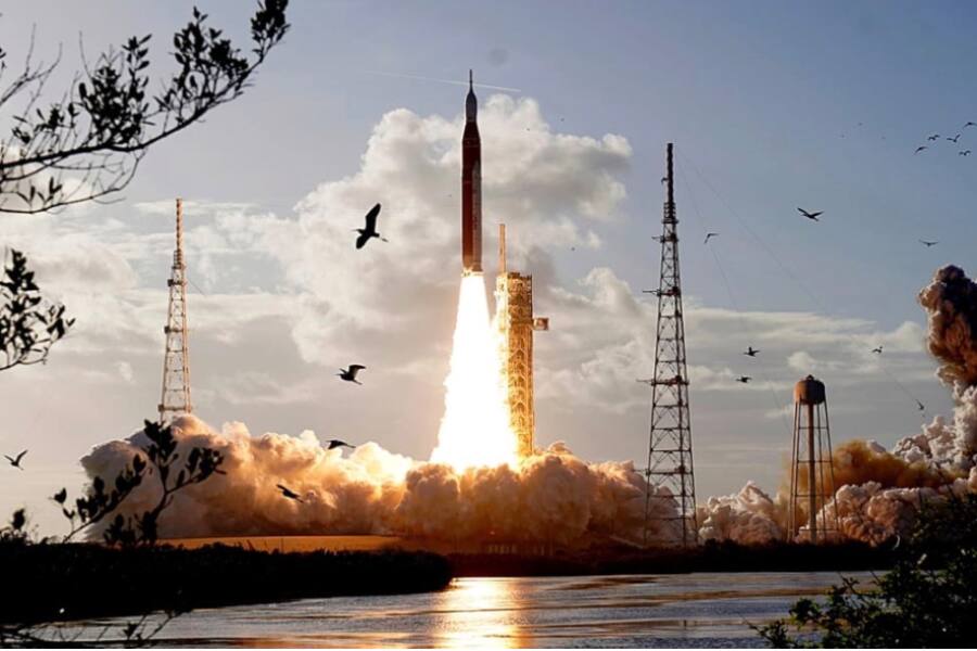 Люди снова летят к Луне: стартовала миссия Artemis II