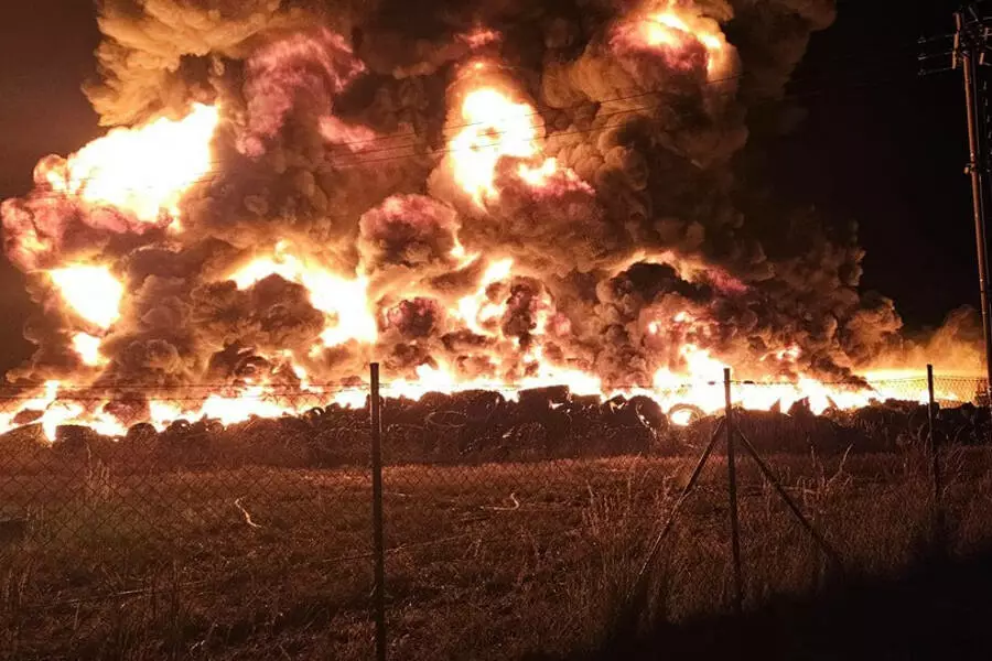 Пожарные второй день тушат пламя на свалке шин в Ческе-Будеёвице