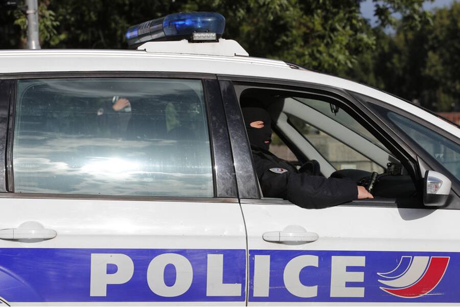 Полицейский был ранен в результате нападения с ножом в Париже, нападавший был убит полицией