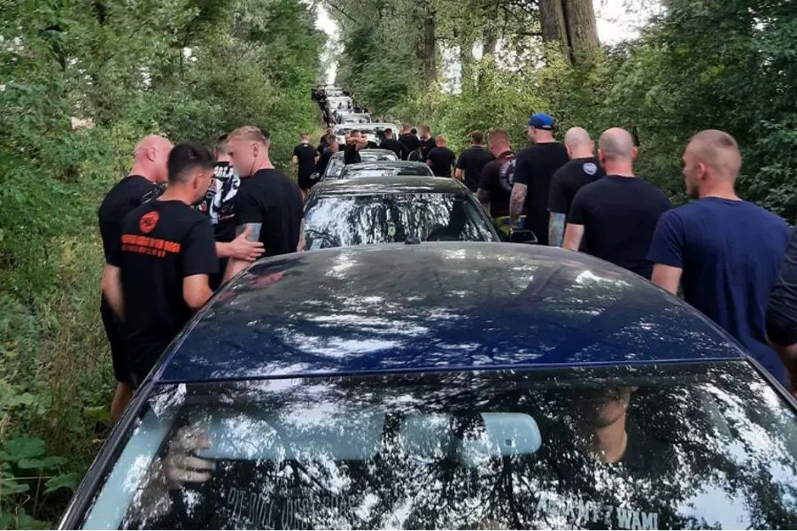 В Новойчине сотни польских футбольных болельщиков хотели устроить драку на поле