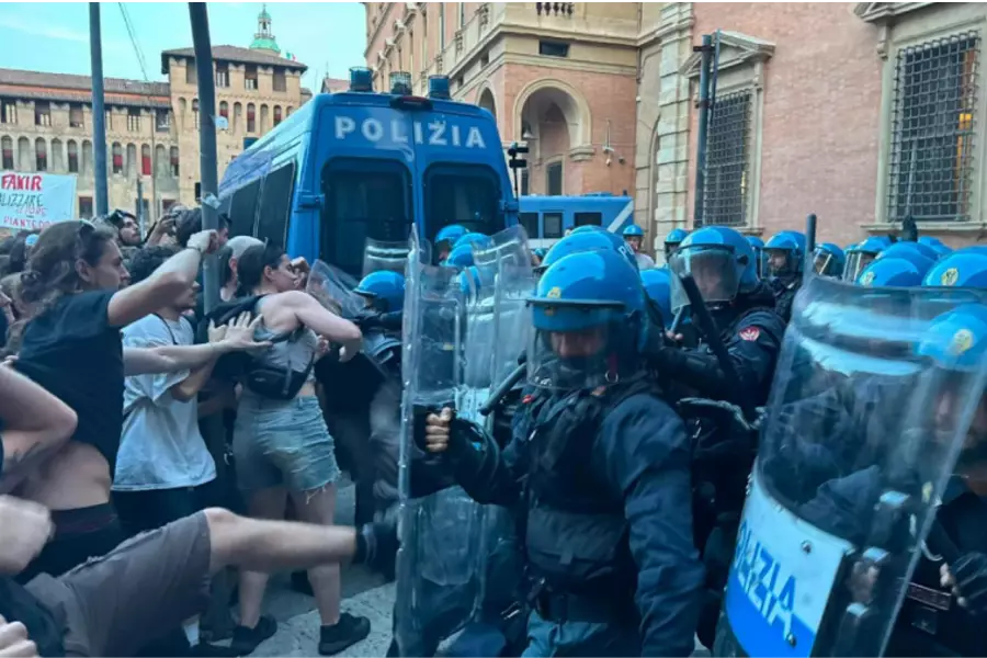 Болонья после смерти Факира: мирный митинг перерос в уличные столкновения