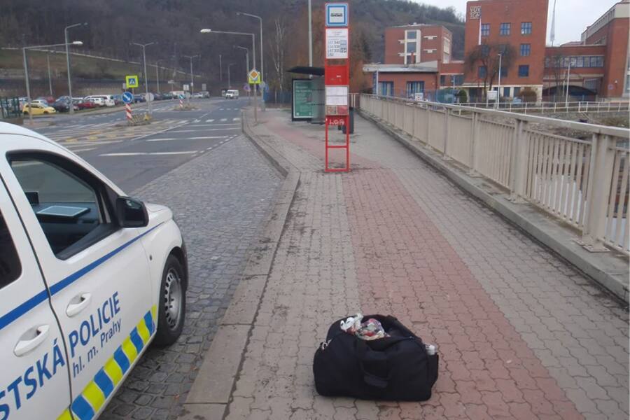 Полицейские нашли на автобусной остановке спортивную сумку с 600 000 крон