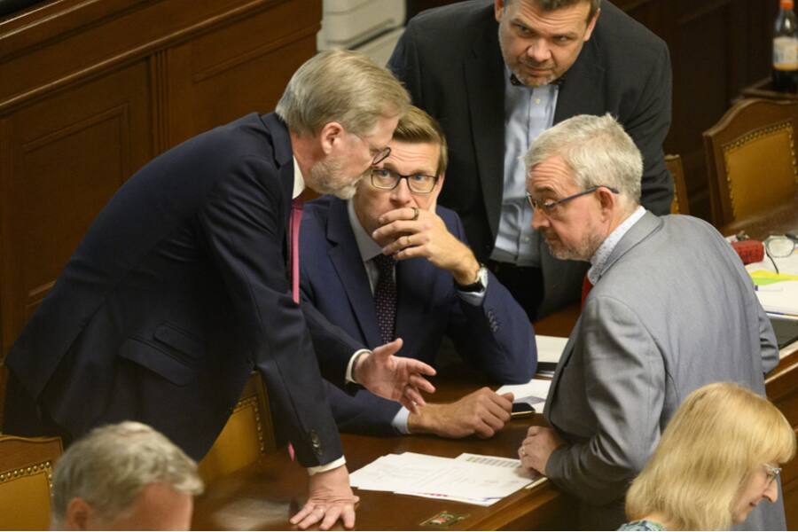 Партии требуют внеочередную сессию парламента по конфликту интересов Андрея Бабиша