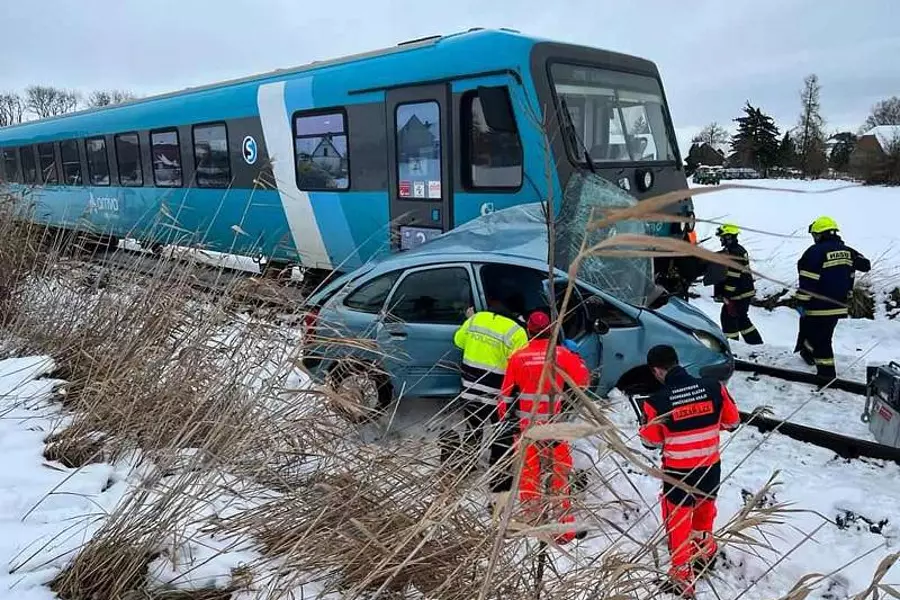 На переезде в чешском Писеке поезд столкнулся с легковым автомобилем, его водитель погиб