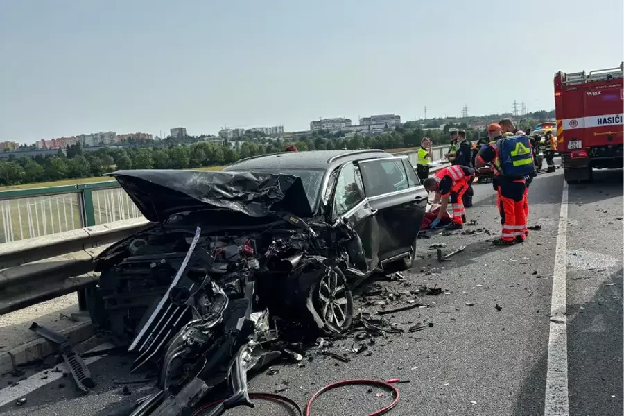 В столкновении автомобилей на объездной дороге Пльзни пострадали восемь человек