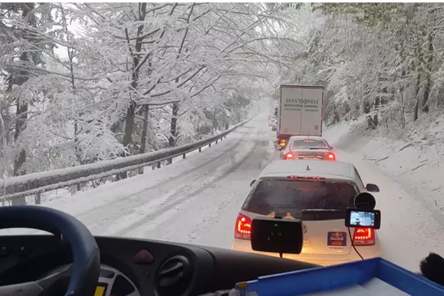 На Шумаве  выпало до 12 см снега движение транспорта остановлено