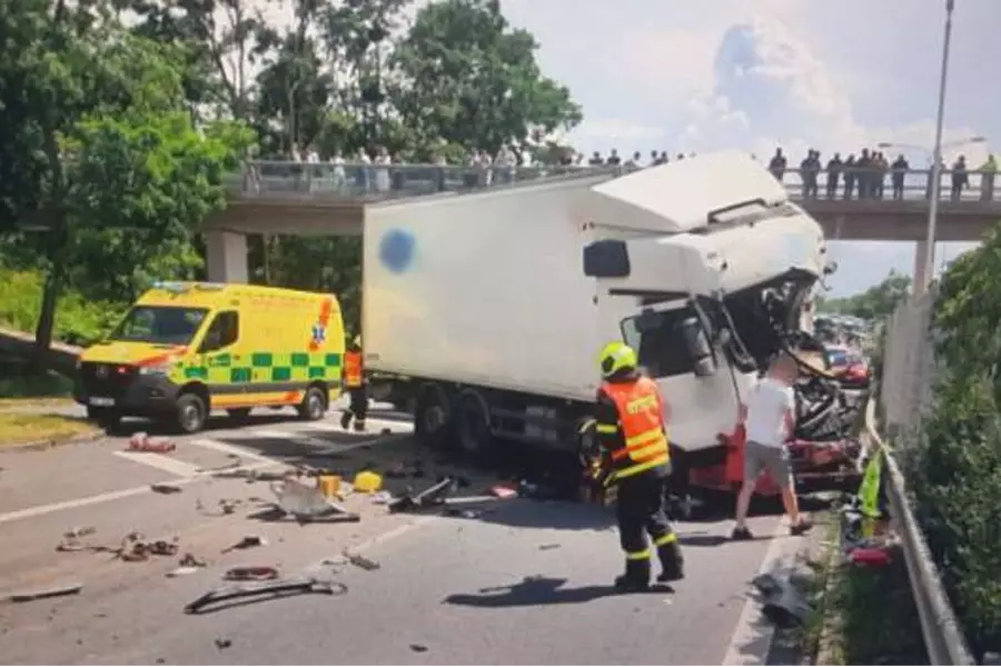 В центре Остравы произошла крупная авария, столкнулись два грузовика и три легковушки