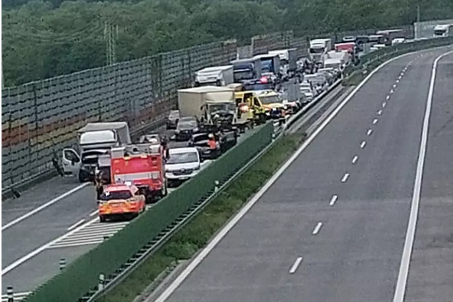 Под Тршинцем столкнулись сразу 8 автомобилей, движение в Словакию было заблокировано