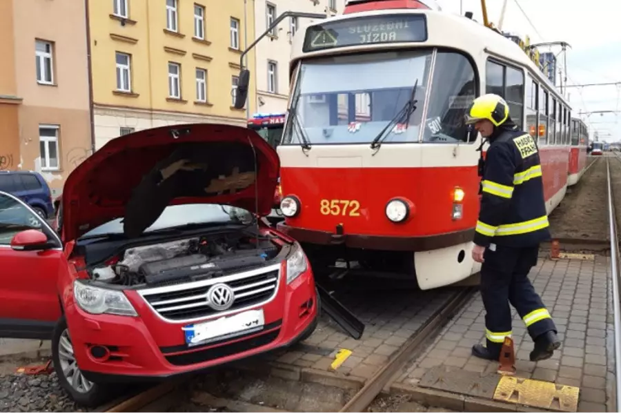 В Праге на Ческоморавской улице столкнулись автомобиль с трамваем