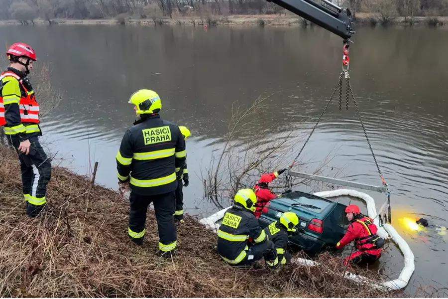 В Збраславе спасатели доставали машину из Влтавы