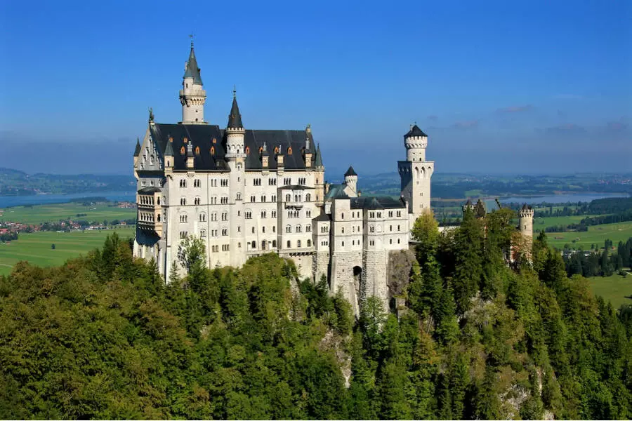 Трагедия в туристическом замке Германии – 2-х туристок сбросили с обрыва