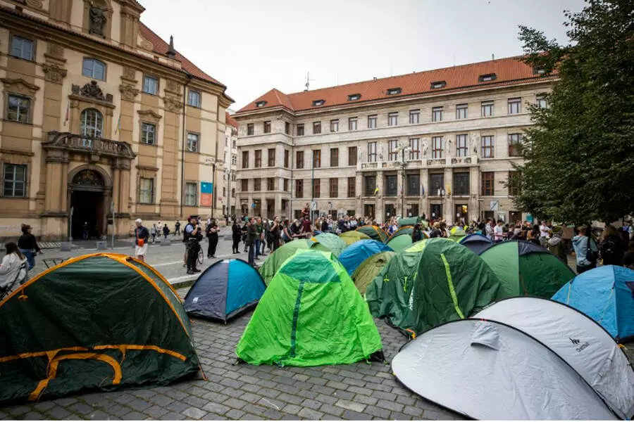 Перед зданием муниципалитета Праги установили 50 палаток