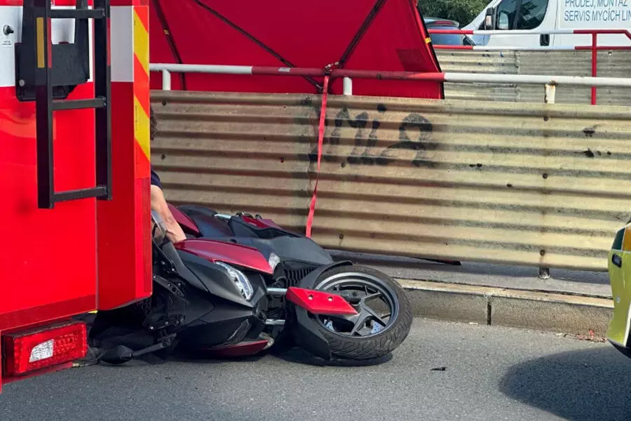 В Праге погиб мотоциклист при столкновении с поливальной машиной
