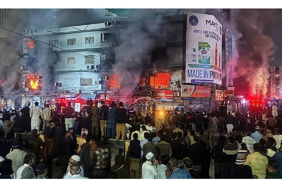 Пакистан - пожар в торговом центре Карачи: не менее 14 погибших, десятки пропали без вести