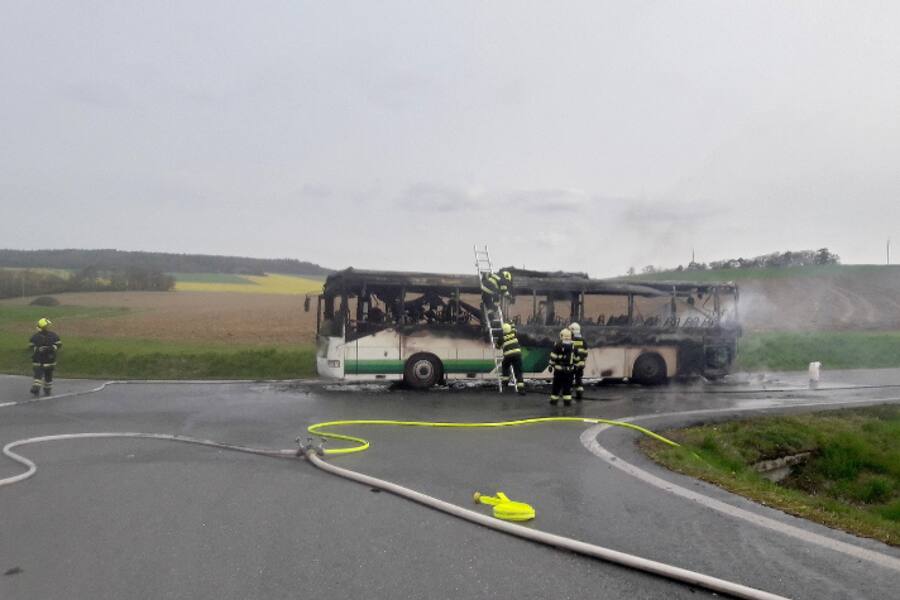 В Пльзеньском районе загорелся автобус, который вез детей в театр