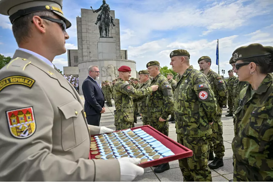 Чешские солдаты получили награды за службу в Словакии и Косово