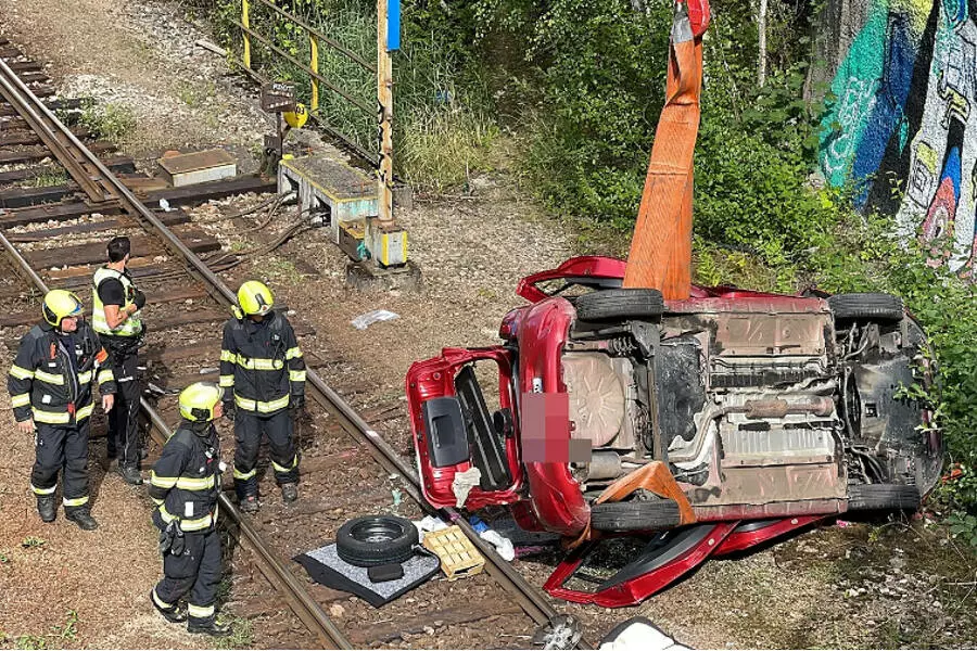 В Праге с моста на рельсы упал легковой автомобиль