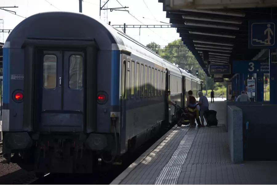 Железнодорожное движение в Праге остановили люди бросавшие в поезда камнями