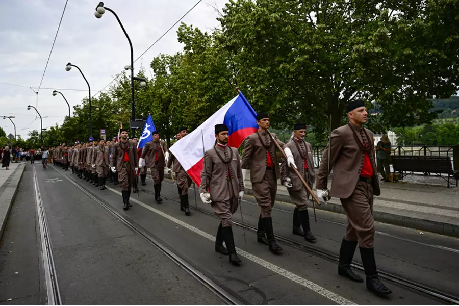 Около 15 000 членов «Сокола» прошли маршем по Праге во время парада открытия фестиваля