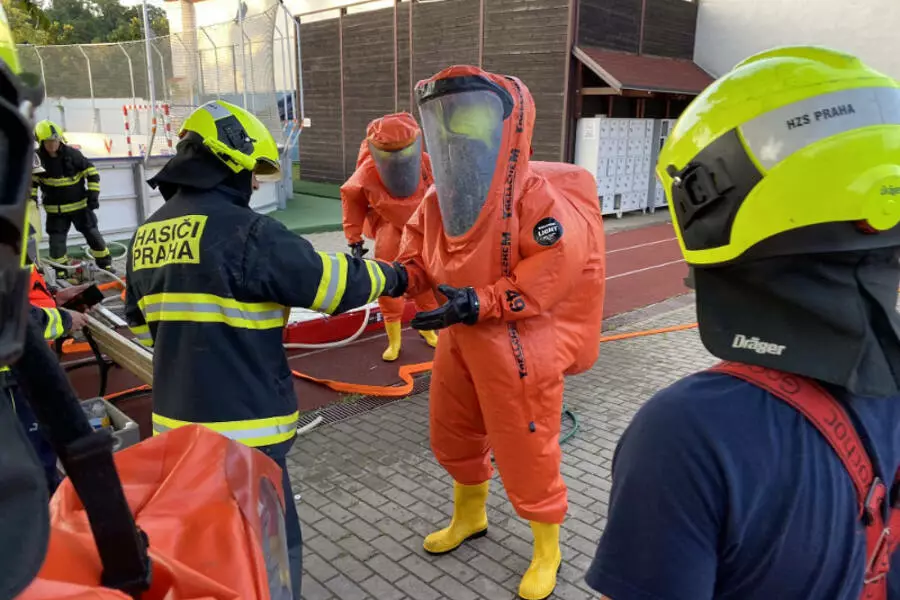 Пожарные ликвидировали утечку аммиака в спортивном комплексе в Праге 1
