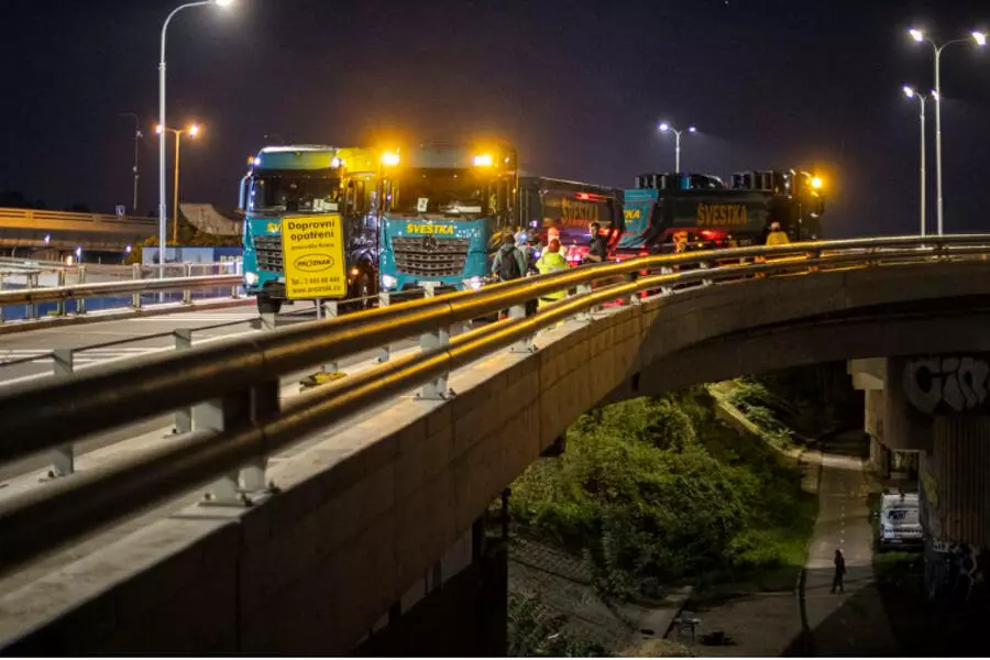 Шесть груженых грузовиков протестировали реконструируемый Баррандовском мосту в Праге