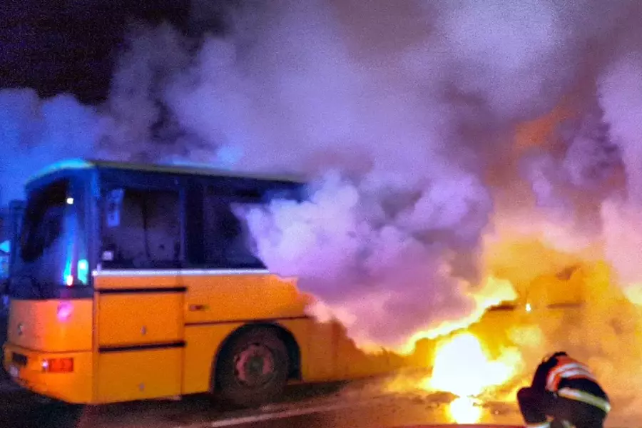 В Пльзни загорелся автобус, его водитель оказался пьяным