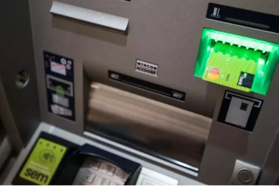 Кибермошенники обманывают чехов путем направления их к банкоматам за кодом активации