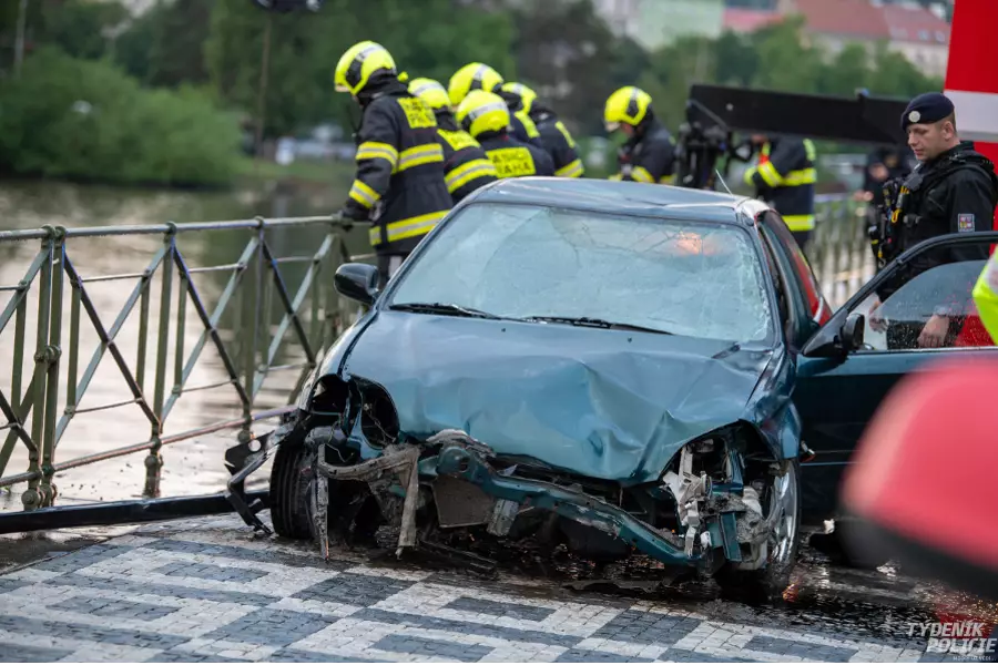 Автомобиль Honda в пятницу в Праге вылетел в реку пробив ограждение