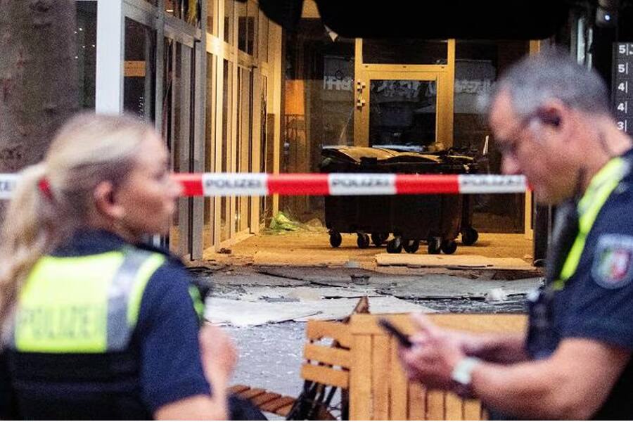 Бомба взорвалась перед клубом в Кельне: один человек тяжело ранен