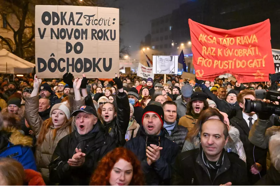 Оппозиция вновь вывела на улицы городов Словакии тысячи людей в знак протеста против Фицо