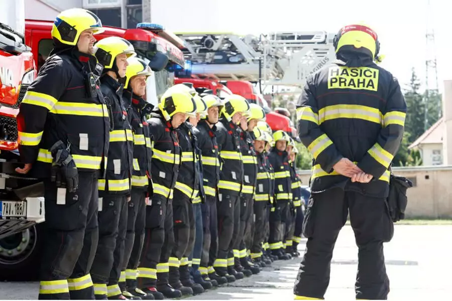 Министр МВД Чехии Вит Ракушан пообещал сохранить уровень зарплат полицейским и пожарным