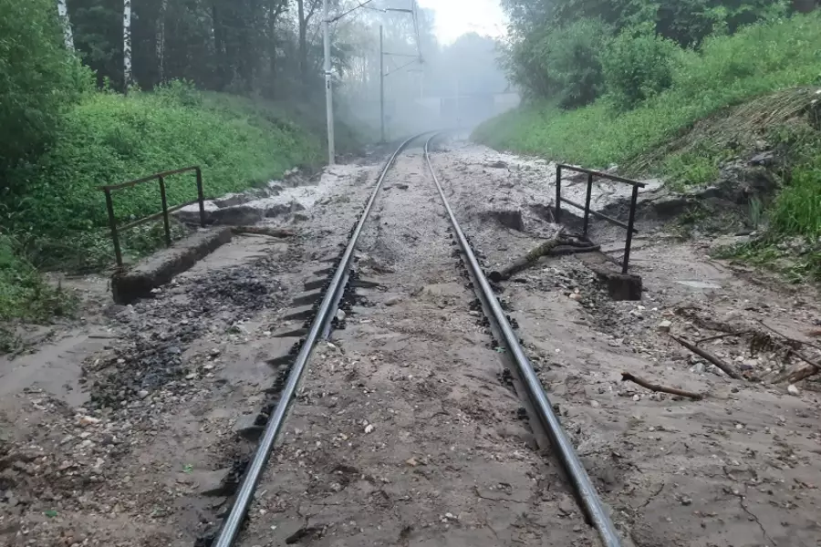 Из-за ночного урагана затопило железную дорогу возле Чокны