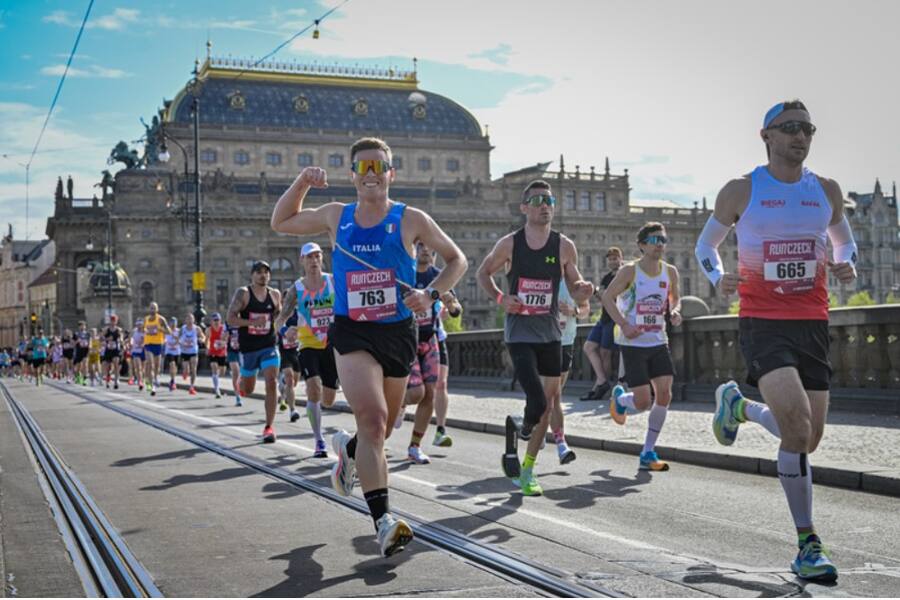 Во время полумарафона в Праге многие бегуны пожаловались на проблемы со здоровьем