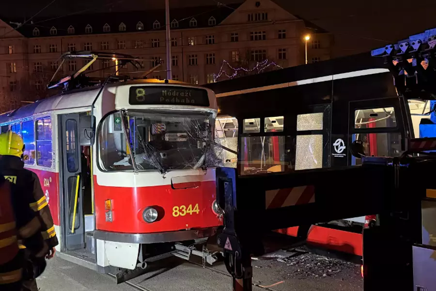 Авария двух трамваев остановила движение в Праге 6 на два часа