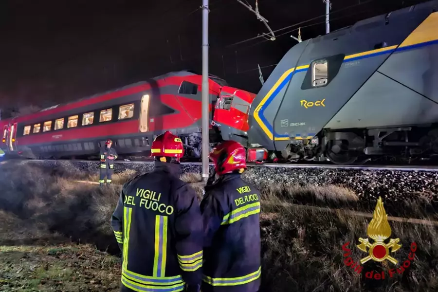В Италии произошло столкновение двух пассажирских поездов, 17 человек получили ранения