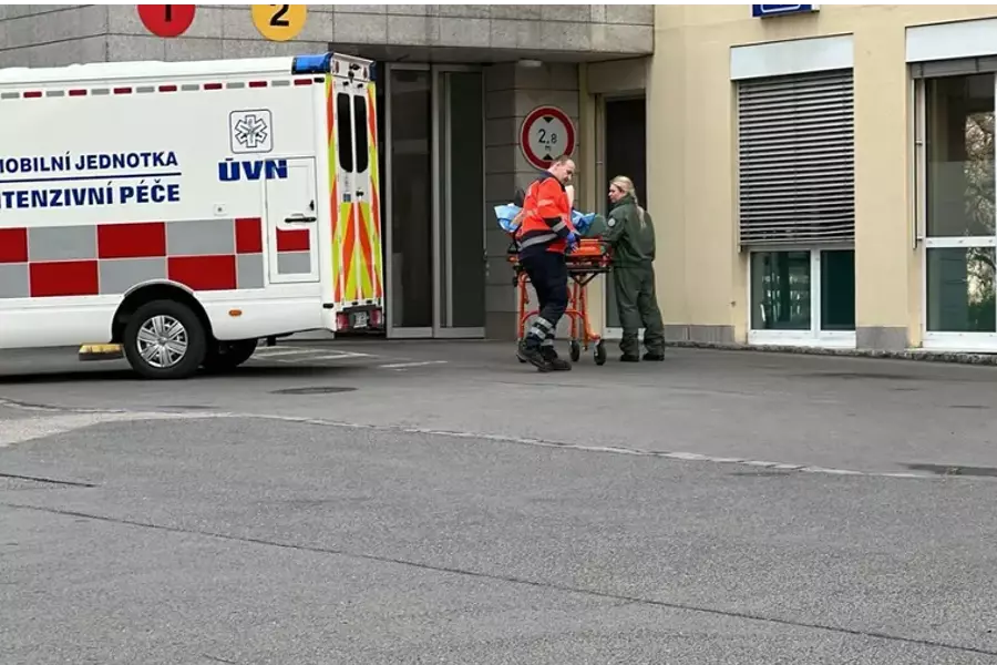 Троих чехов, получивших серьезные ранения в Украине, доставили по воздуху в военный госпиталь в Праге