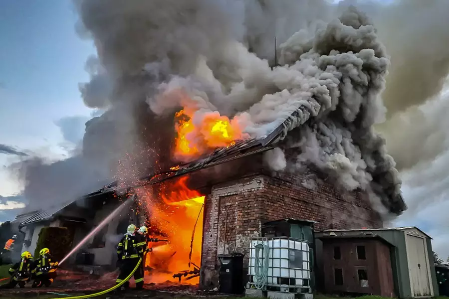 В районе Рыхнове сгорел частный дом, ущерб составил 4,5 млн крон, и пострадал один пожарный