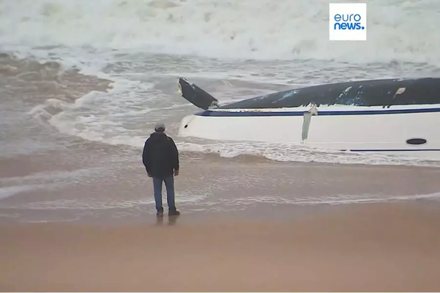 У берегов Португалии в шторм перевернулась яхта, погибло 4 человека