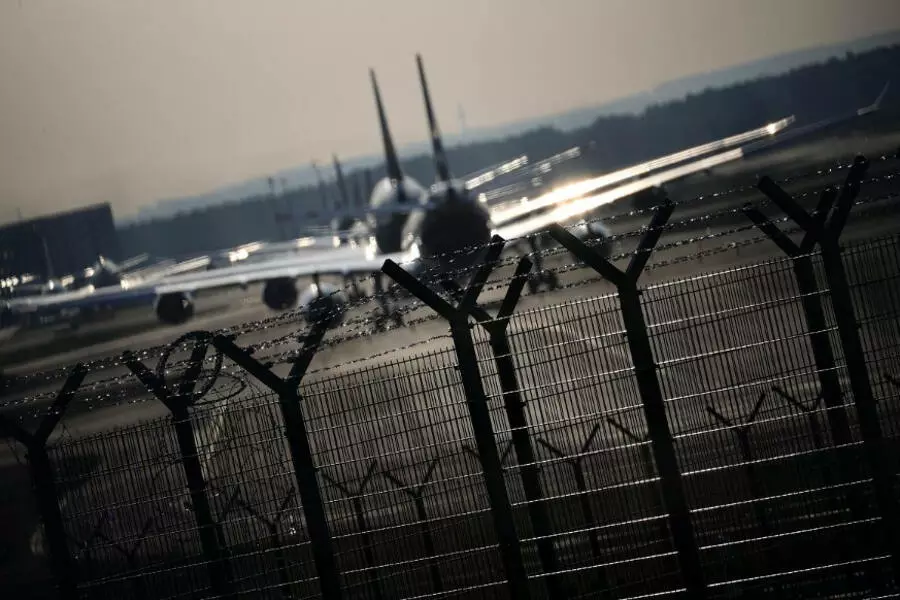 Ссора между бывшими переросла в экстренную эвакуацию пассажиров самолета