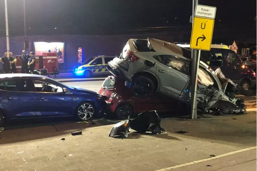 Массовая авария 10 автомобилей произошла в Кельне из-за незаконной гонки
