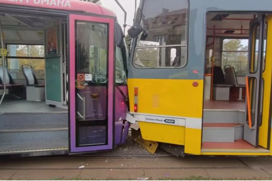 В Пльзни из-за столкновения двух трамваев 29 человек получили ранения