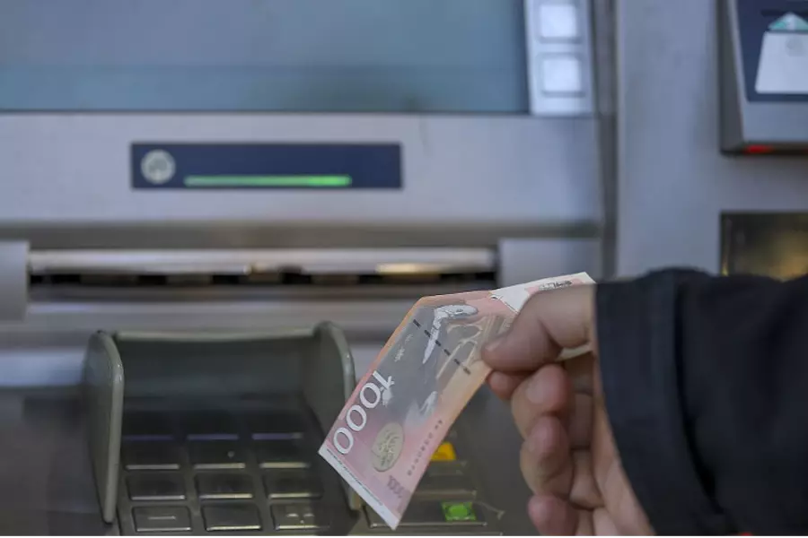 Евросоюз выступает против запрета свободного хождения сербских динаров в Косово