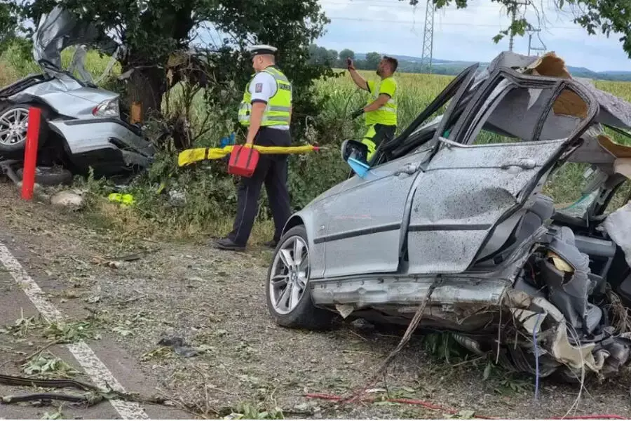 Под Брно молодой водитель погиб в ДТП, разбив BMW пополам о дерево