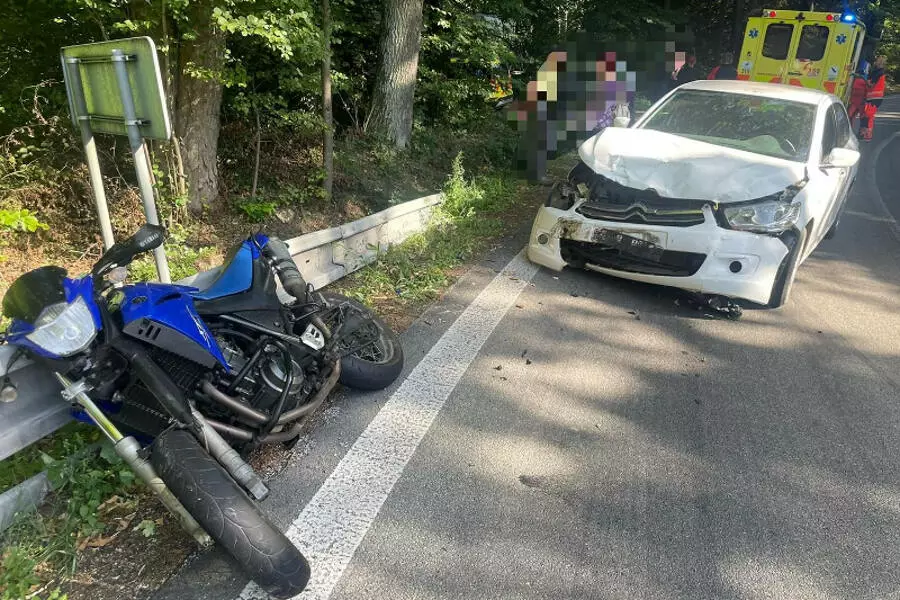 На юге Богемии мотоциклист получил тяжелые ранения в ходе столкновения с автомобилем