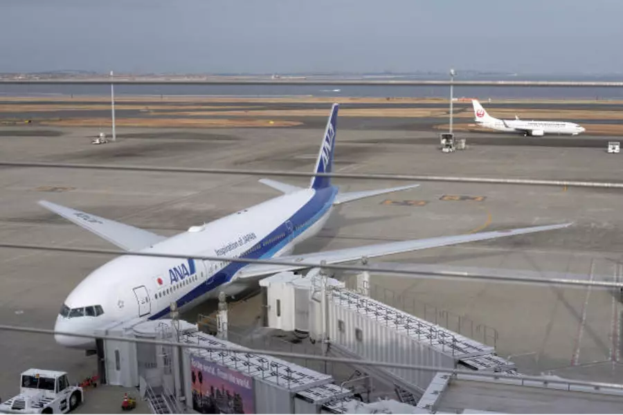 Самолет рейса Токио-Сиэтл вернулся в Японию из-за пассажира, укусившего стюардессу