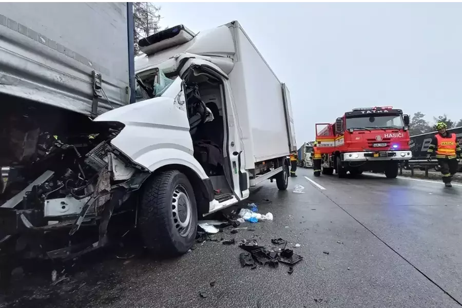 Трассу D1 в Чехии перекрывали из-за серьезной аварии грузовика и фургона