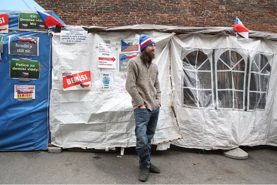 Мэрия Праги 1 требует убрать палатки с петициями перед зданием правительства