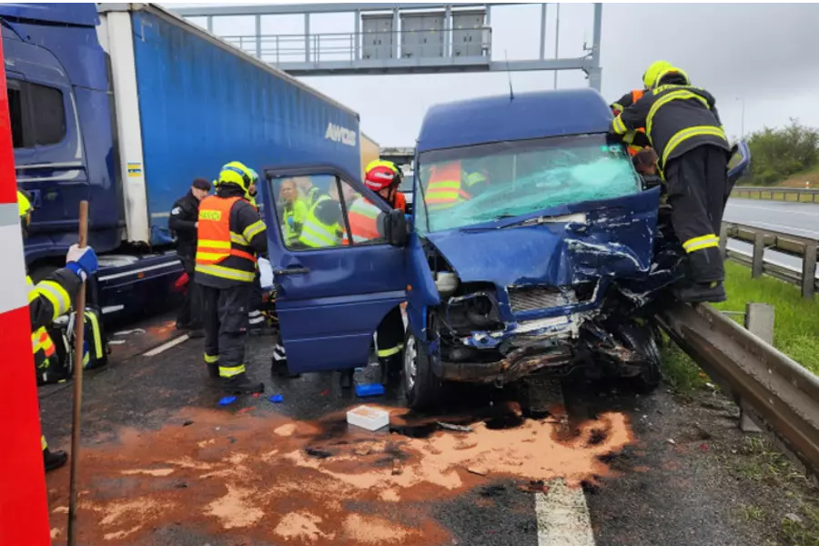 Авария на Пражской кольцевой дороге на место аварии вызвали вертолет