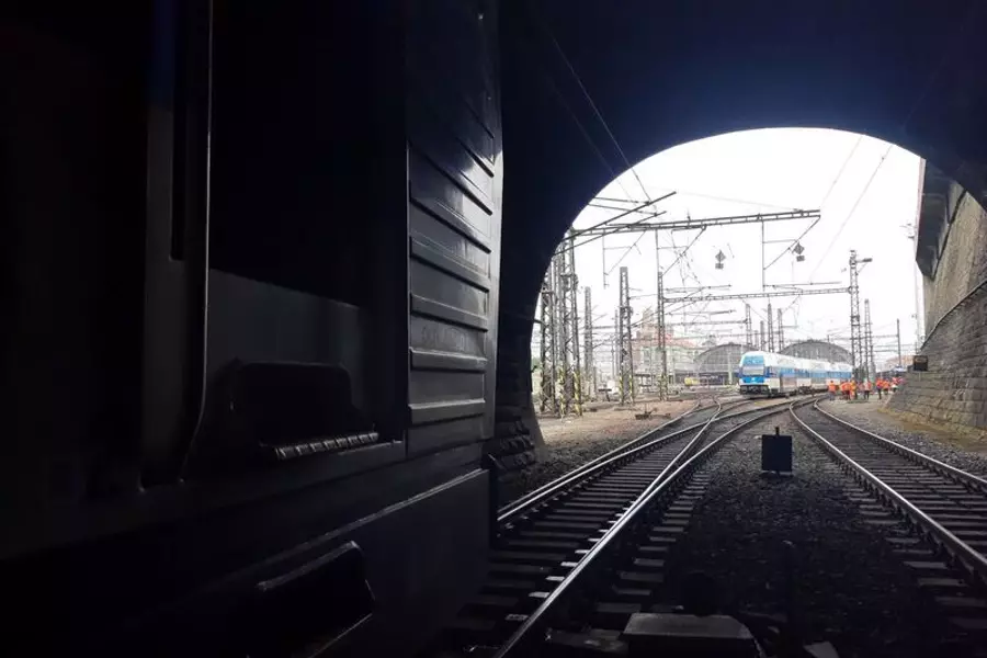 В Праге столкнулись поезд с локомотивом, ущерб составил 100 млн крон